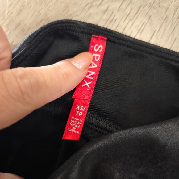 Spanx Faux Leather High-Waisted Leggings XS Black Shiny Stretchy Material Versat - Picture 5 of 6